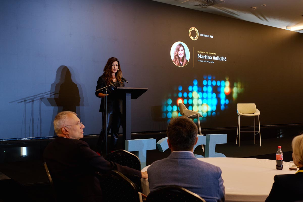 Martina Validžić vodi program za govornicom na konferenciji Tourism 365
