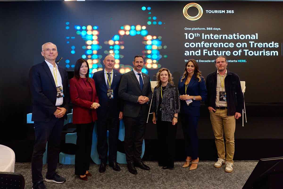 Ministar Tonči Glavina i ostali sudionici poziraju ispred brendiranog zida konferencije Tourism 365