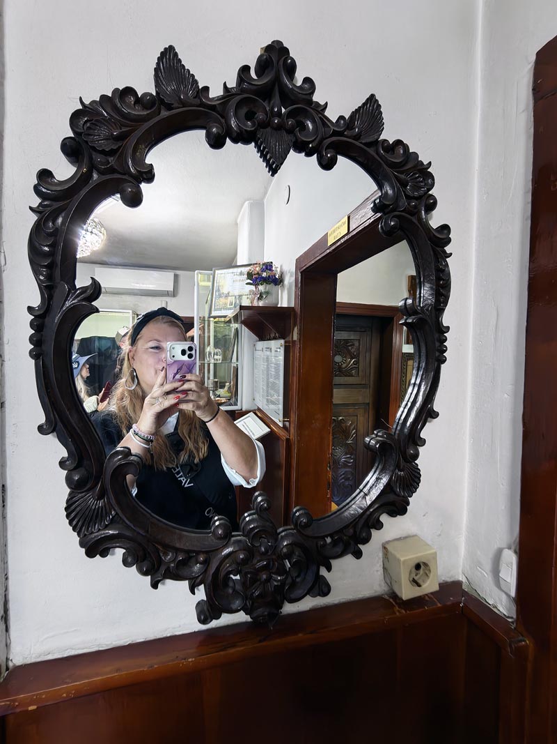 Alma Premerl Zoko snima selfie u starinskom rezbarenom ogledalu unutar kućnog muzeja Baba Vange