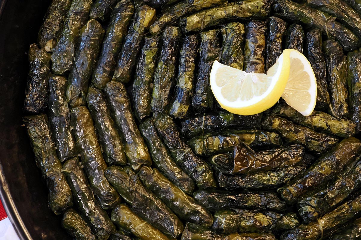 Male sarmice od vinove loze poslagane u krug s kriškama limuna u sredini