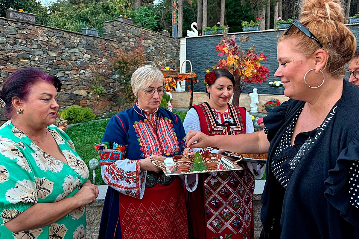 Tradicionalna dobrodošlica gostiju uz žene u bugarskim narodnim nošnjama u Villi Vakanica
