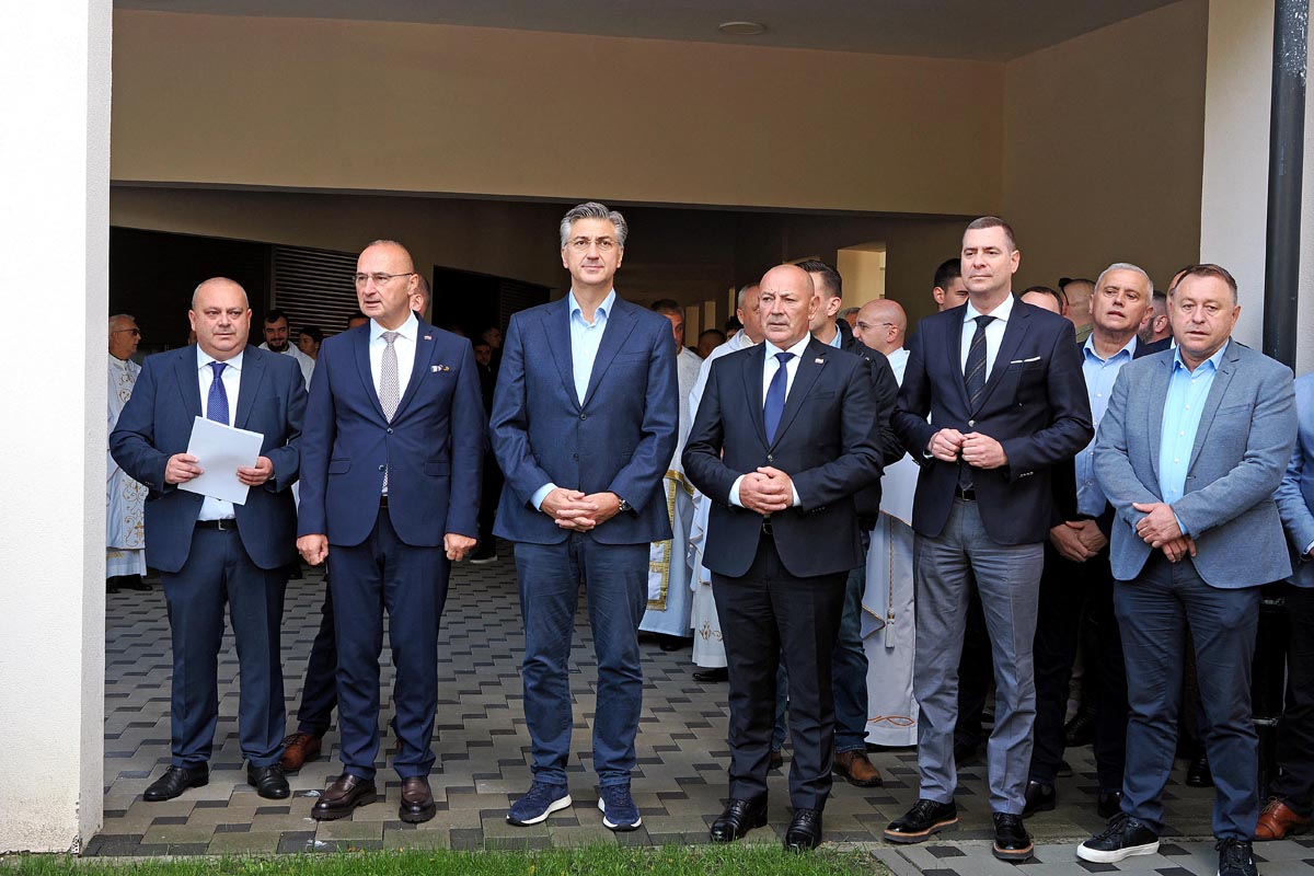 Premijer Andrej Plenković, ministri Gordan Grlić Radman, Tomo Medved i Mislav Herman s uzvanicima ispred crkve sv. Ivana XXIII