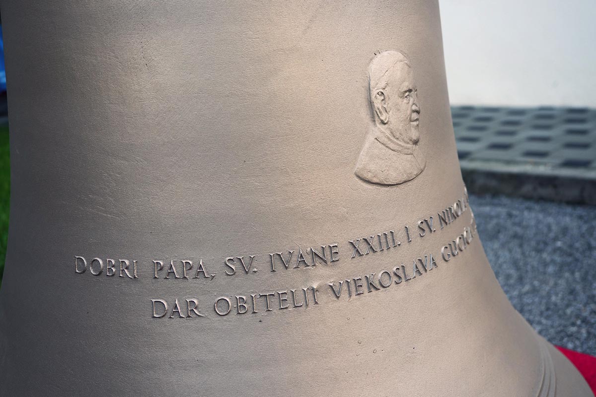 Reljef svetog Ivana XXIII. pape i ugravirani posvetni natpis darovatelja na novom crkvenom zvonu