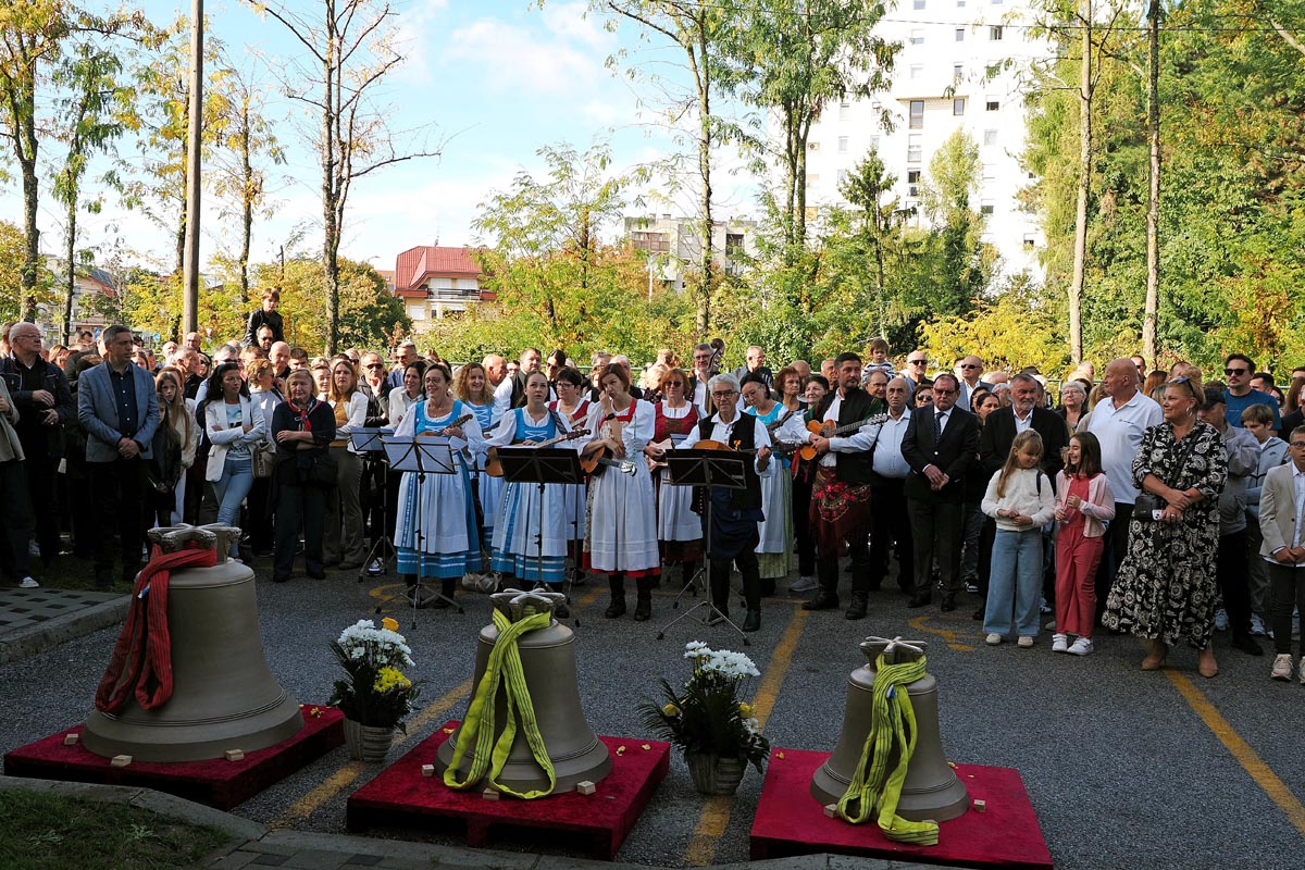 Tamburica Celindof KUD Gradišćanski Hrvati u narodnim nošnjama pjeva uz tamburice pred okupljenim vjernicima i crkvenim zvonima
