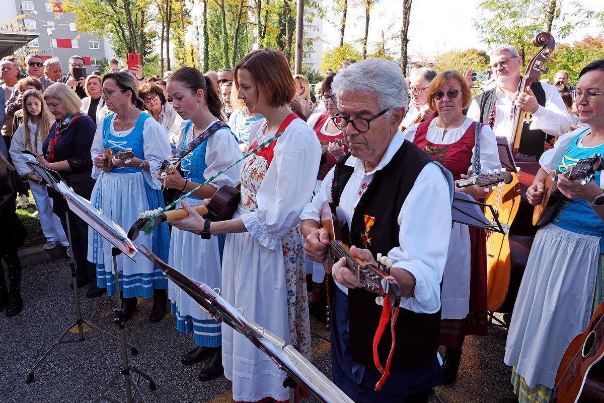 Članovi tamburaškog sastava Tamburica Celindof KUD Gradišćanski Hrvati u tradicionalnim narodnim nošnjama sviraju bisernice na proslavi župe
