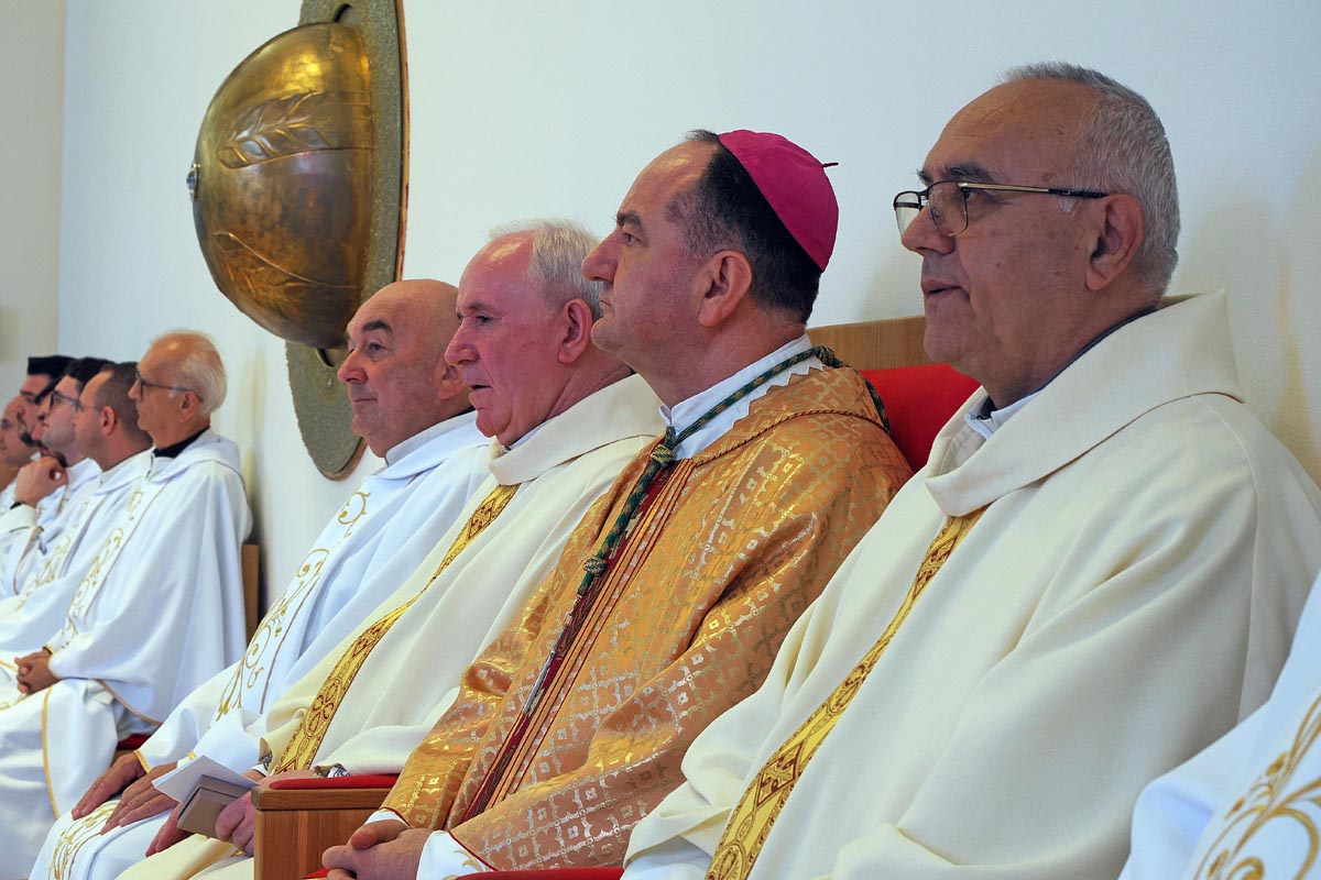 Biskup mons. Petar Palić, velečasni Kristo Brkić i svećenici u svečanim misnicama sjede tijekom slavlja u crkvi sv. Ivana XXIII.