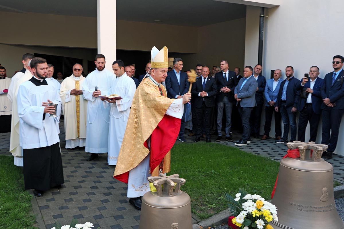 Biskup mons. Petar Palić blagoslivlja nova crkvena zvona svetom vodom ispred župe svetog Ivana XXIII