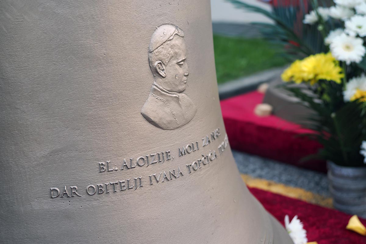 Reljef blaženog Alojzija Stepinca i ugravirani natpis darovatelja na crkvenom zvonu župe sv. Ivana XXIII