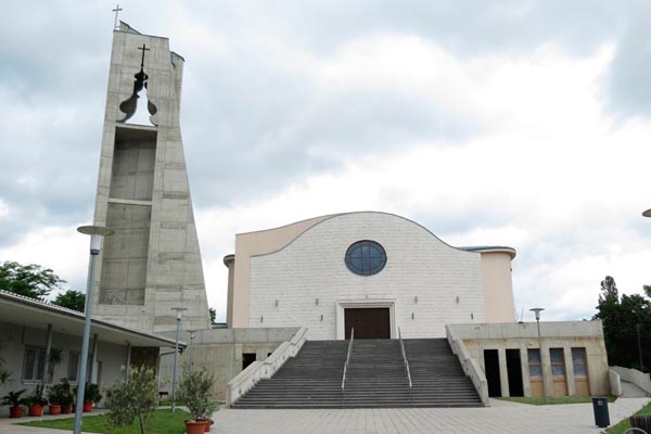 Moderna župna crkva svetog Ivana XXIII. pape u zagrebačkoj Dubravi s betonskim zvonikom i širokim stubištem